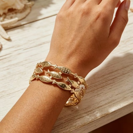An Elegant Bohemian-style Fish-shaped Open Bangle for Ladies, Suitable for Daily Wear During Beach Vacations, Parties and Dates. It Makes a Great Gift for a Lady's Birthday or Valentine's Day.
