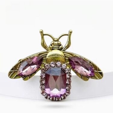 1pc Vintage-Style Colorful Faux Faux Gemstone Bee Brooch with Multi-Colored Rhinestones, a Unique Insect Pin for Suits And Coats. This Non-Traditional Insect Brooch, Adorned with Water Diamonds.