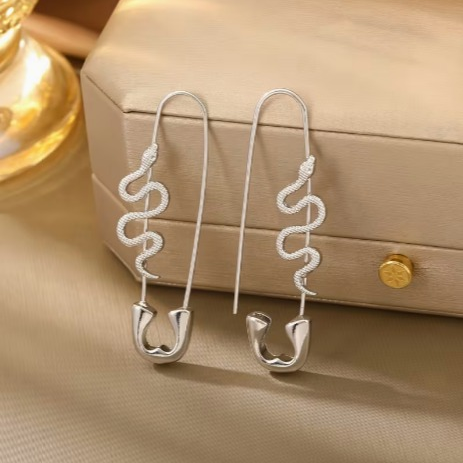 1 Pair of European And American Fashion Small Snake Safety Pin Drop Earrings