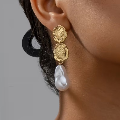 A Pair of Elegant, Versatile Vintage-Style Pearl Drop Earrings for Women, Inspired by European And American Fashion